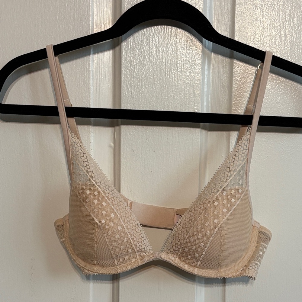VS Incredible Plunge Lace Bra NWT
